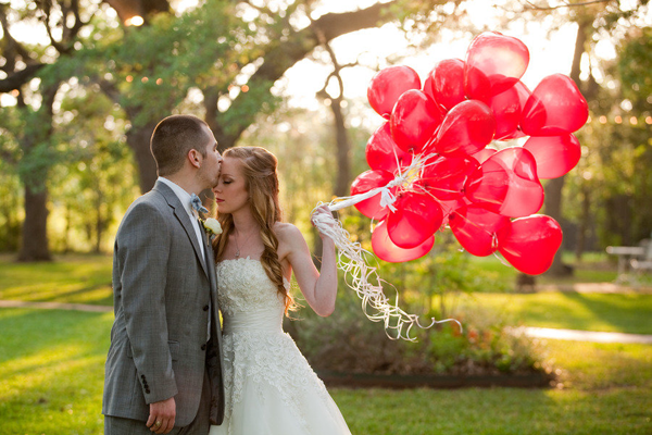 vintage-wedding-with-heart-shaped-balloons