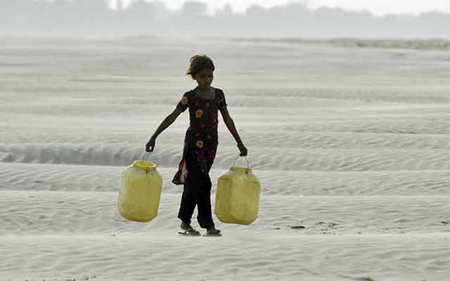 bundelkhand-drought-girl-looking-for-water