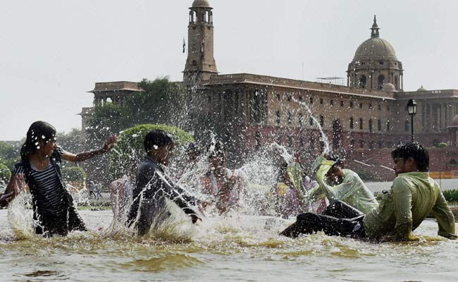 Delhi_heat_kids_play_in_water_650