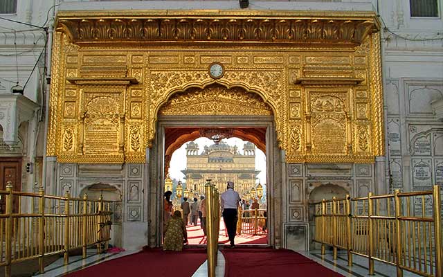 Entrance_to_Golden_Temple,_Amritsar