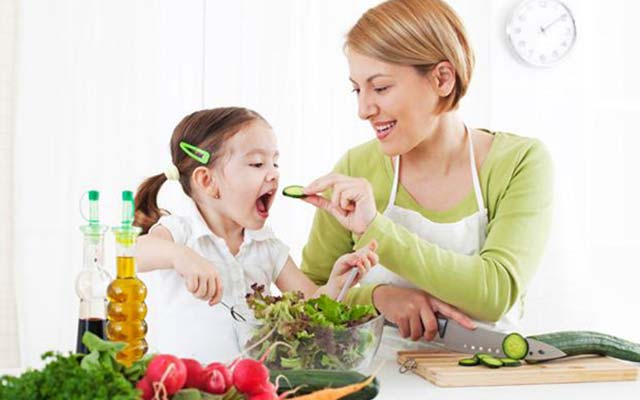kids-eating-vegetables