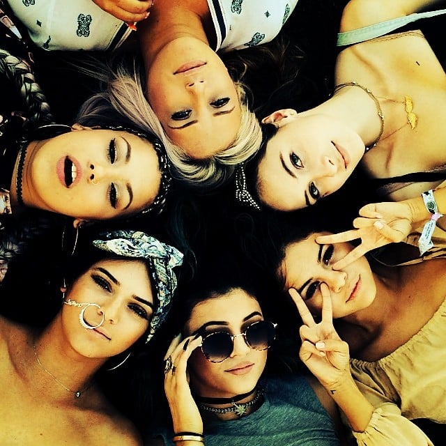 Selena-Gomez-got-together-bunch-friends