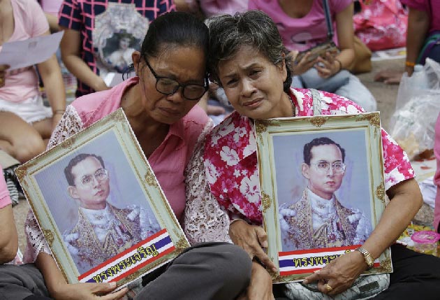 People are running out of black clothes after the death of Thai King