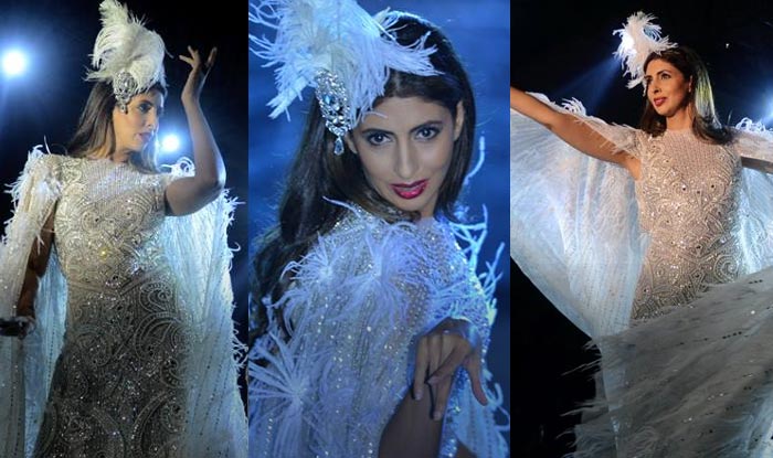 Shweta Nanda makes her father Big B proud by her stunning ramp walk