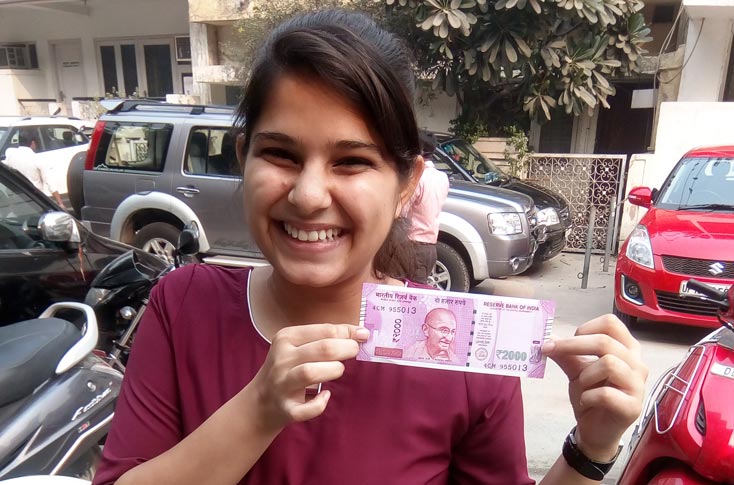 Rush Day in India, People are flaunting New Notes! 