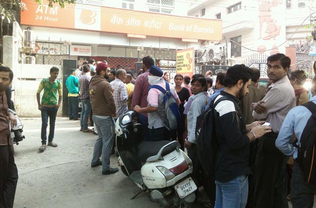 Rush Day in India, People are flaunting New Notes! 