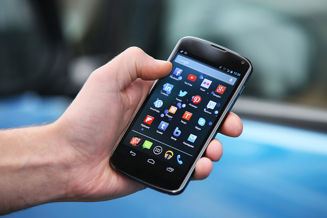 Smartphone sales dropped after demonetisation, iPhone worst affected 