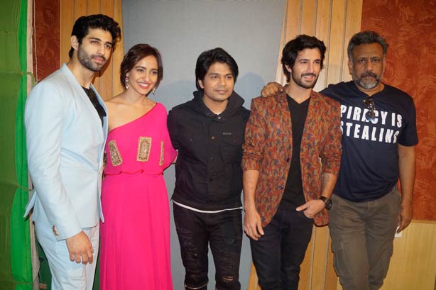 'Tum Bin II starcast spotted in Delhi for promotions!