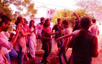 5 SIMPLE WAYS TO TAKE-OFF YOUR HOLI COLORS, WITH LOVE! - one world news