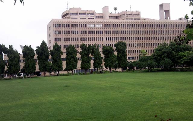 IIT Delhi dean threatens to quit