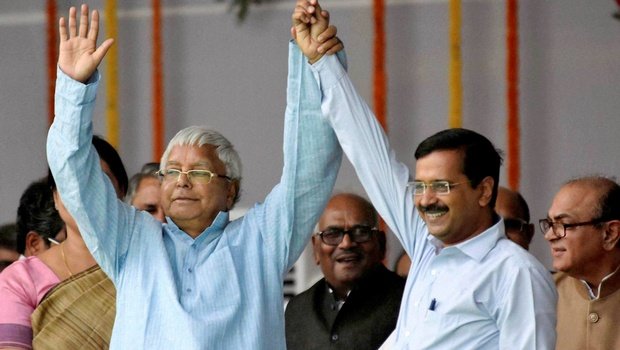 Kejri attends Nitish swearing in, distances himself from Lalu