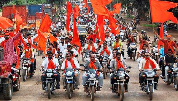 Bajrang Dal will definitely ruin your Valentine's Day celebration! This year Valentine’s day is falling on a Sunday for some it has come as a treat and for some it has created problem but then, who cares after all it is the day of love. Everyone is going to enjoy it. Not everyone will enjoy it because prompt wedding could be forced upon the couples found celebrating Valentine's Day in Ramgarh. In Jharkhand Bajrang Dal haseven formed 10 'raiding teams' to catch such couples. Bajrang Dal in a meeting at the districts Vishwa Hindu Parishad office revealed that they have ready mandaps to marry off couples caught in parks or other places of live. Not only this they have hired the priest also.