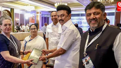 Sonia-Mamata Chat Delays Meet