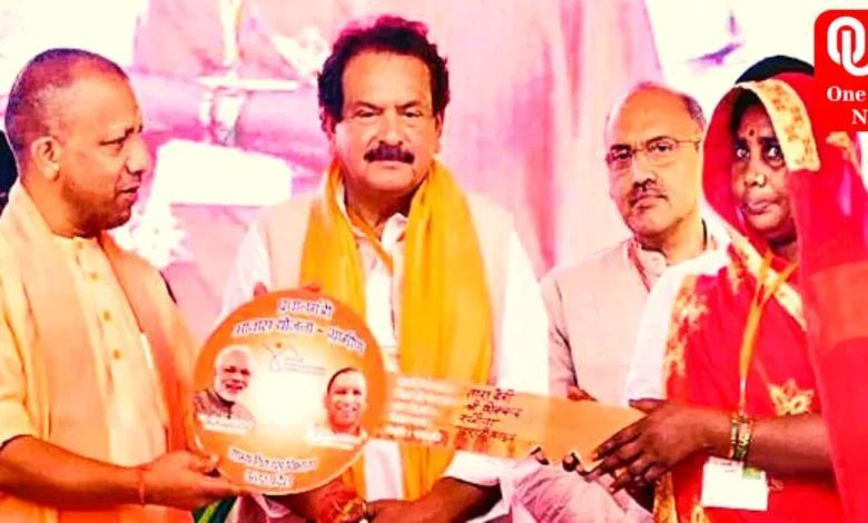Yogi Adityanath Distributes 76 Flats