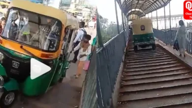 Auto-rickshaw driver held for using foot-over-bridge to cross Delhi road