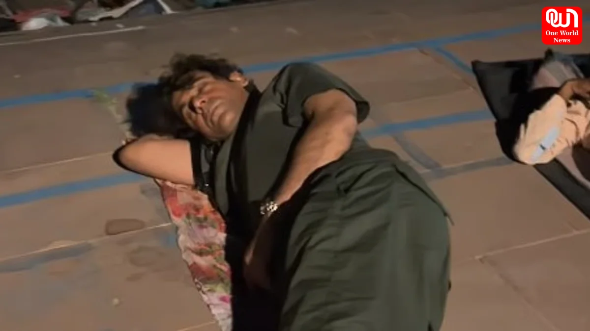 sunil Grover Sleeps On Road